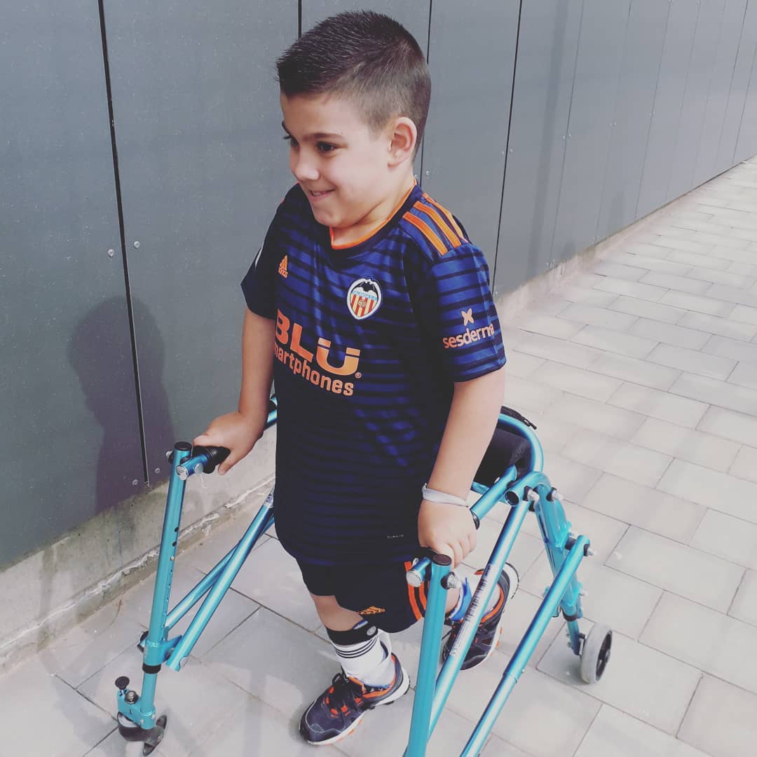 Joan, el niño con parálisis cerebral que ayuda a otros en su misma situación a través de Instagram