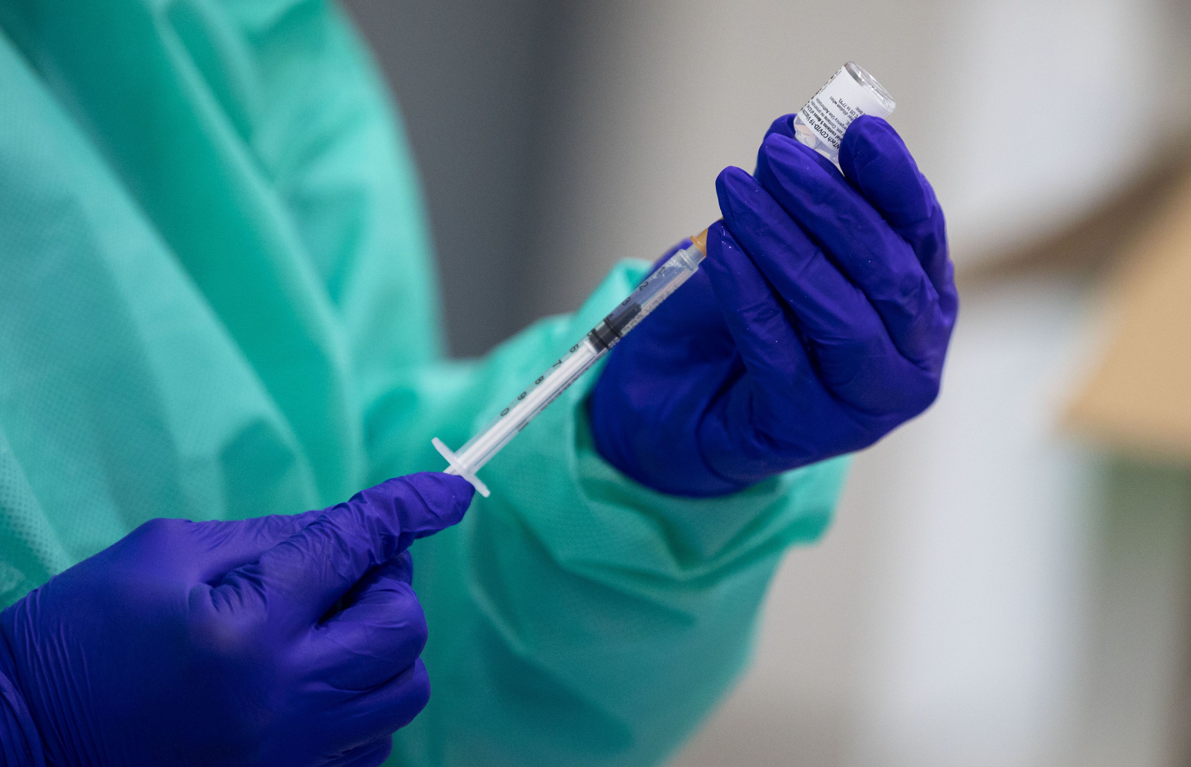 La primera dosis de la vacuna protege frente a las variantes a los que han superado el covid-19