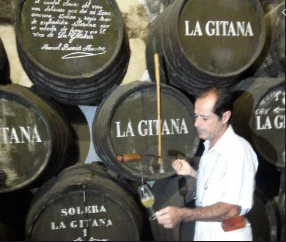 Javier Hidalgo con la venencia. Bodega Hidalgo La Gitana Javier Hidalgo con la venencia. Bodega Hidalgo La Gitana