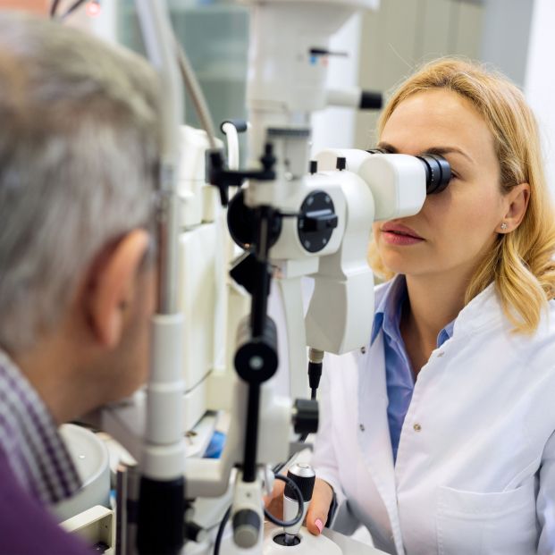 Señor revisando la vista para descartar discapacidad visual(bigstock)