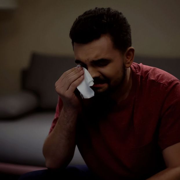 Hombre llorando por una serie. Hombre llorando por una serie.