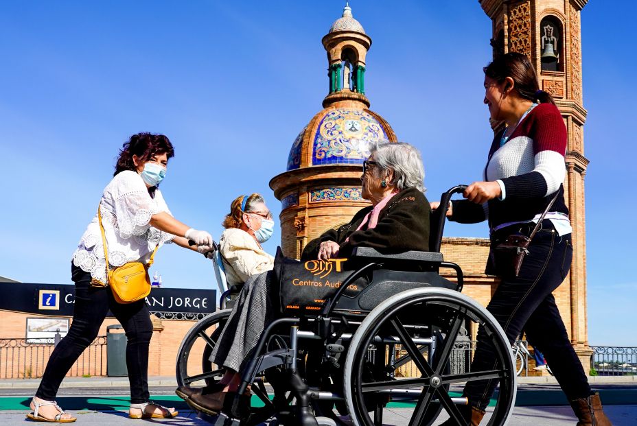 La Ayuda a Domicilio, el colectivo "esencial" más ignorado durante la pandemia y sin vacunas La Ayuda a Domicilio, el colectivo "esencial" más ignorado durante la pandemia y sin vacunas