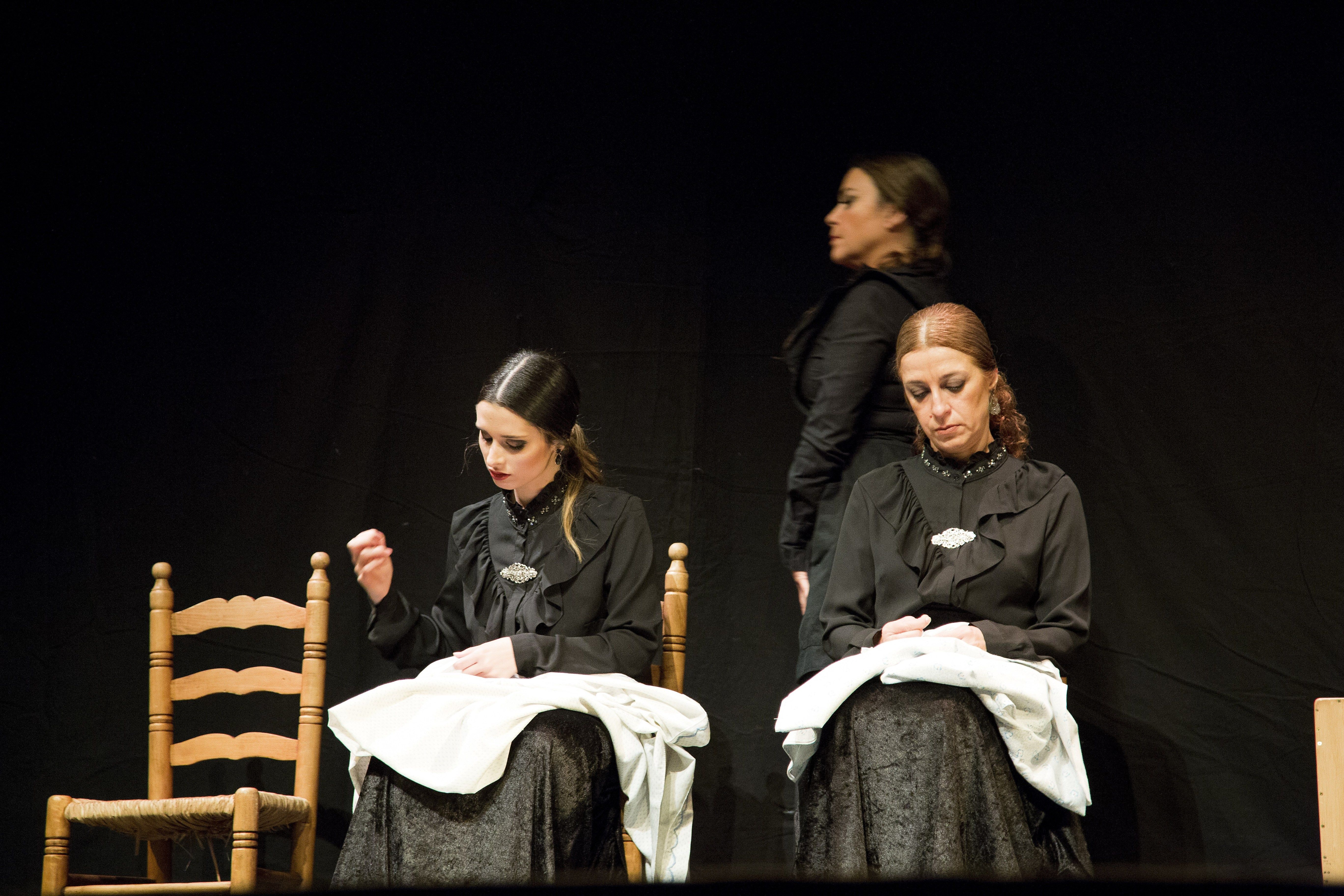 Escena de La Casa de Bernarda Alba, en el Teatro de Triana de Sevilla el 6 de abril (monicatello.es)