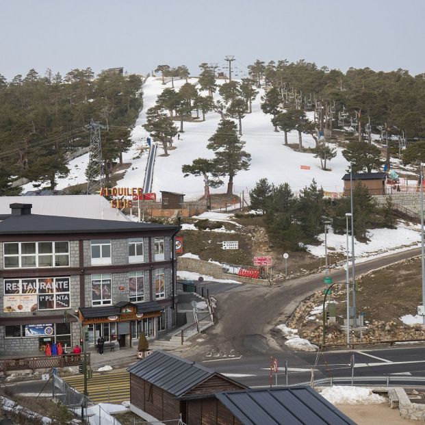 Transición Ecológica obliga a cerrar la Estación de esquí de Navacerrada. Esta es su historia. Foto: Europa Press Transición Ecológica obliga a cerrar la Estación de esquí de Navacerrada. Esta es su historia. Foto: Europa Press