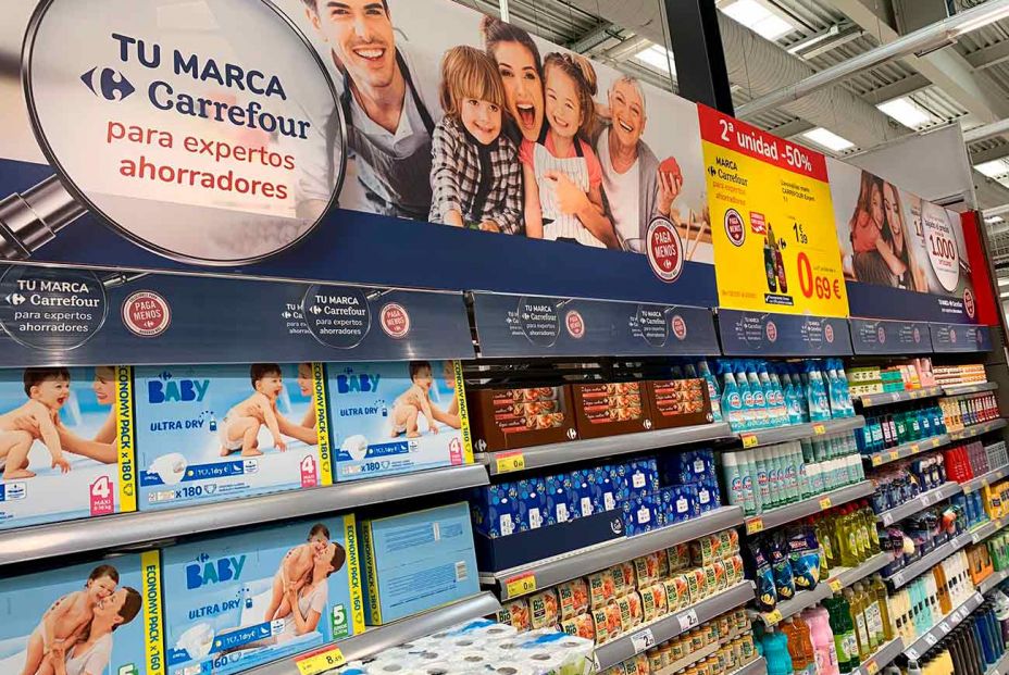 Carrefour baja el precio de 1.000 productos esenciales y aviva la guerra de precios Carrefour baja el precio de 1.000 productos esenciales y aviva la guerra de precios
