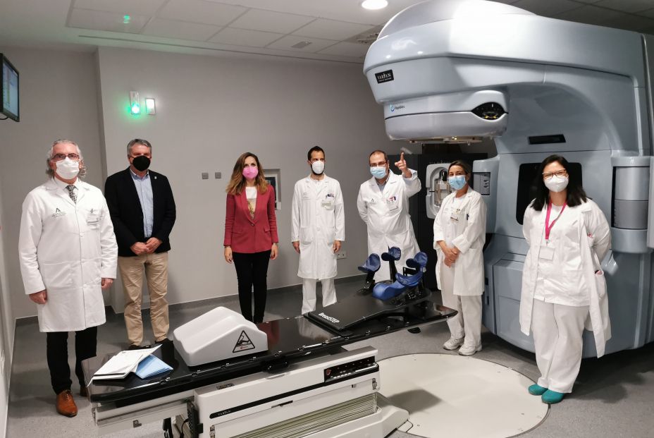 Amancio Ortega dona un nuevo acelerador lineal a pacientes oncológicos del Hospital Torrecárdenas Amancio Ortega dona un nuevo acelerador lineal a pacientes oncológicos del Hospital Torrecárdenas