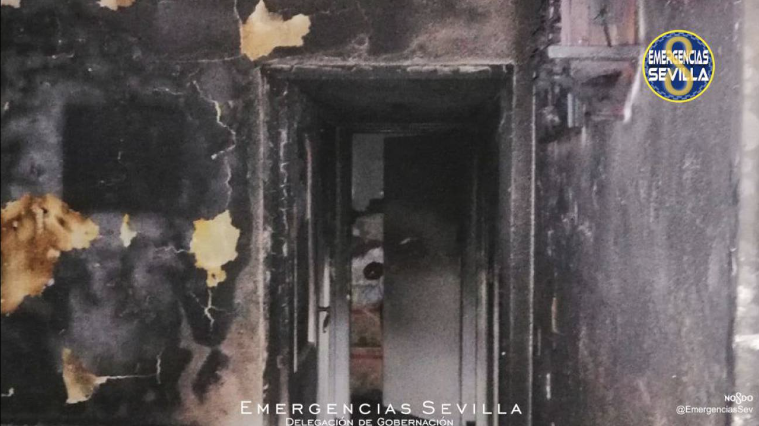 Mueren en Sevilla dos hermanos septuagenarios que vivían solos al incendiarse su vivienda. Foto: Emergencias Sevilla Mueren en Sevilla dos hermanos septuagenarios que vivían solos al incendiarse su vivienda. Foto: Emergencias Sevilla