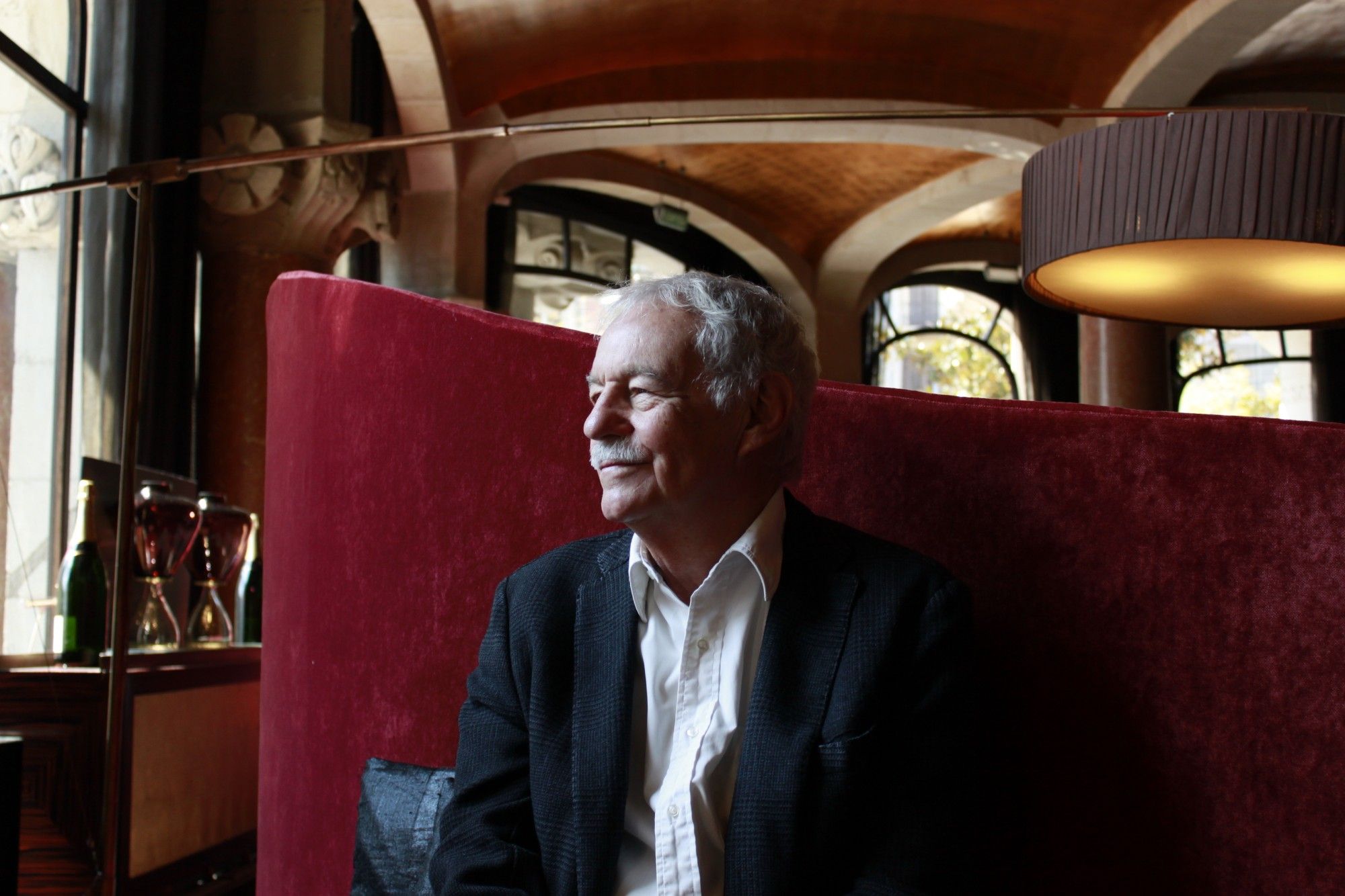 El escritor Eduardo Mendoza defiende el humor como un oficio: “Es un trabajo muy serio”