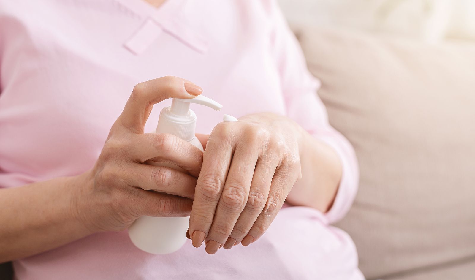 Lo que haces mal al ponerte la crema hidratante