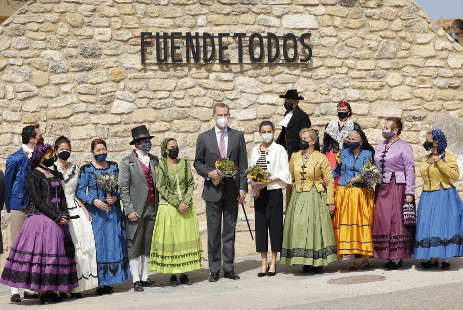 EuropaPress 3627024 reyes letizia felipe vi acercan grupo mujeres vestidas trajes tradicionales EuropaPress 3627024 reyes letizia felipe vi acercan grupo mujeres vestidas trajes tradicionales