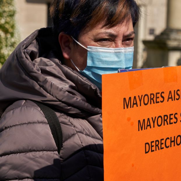 EuropaPress 3613445 mujer cartel lee mayores aislados mayores derechos manifestacion homenaje EuropaPress 3613445 mujer cartel lee mayores aislados mayores derechos manifestacion homenaje