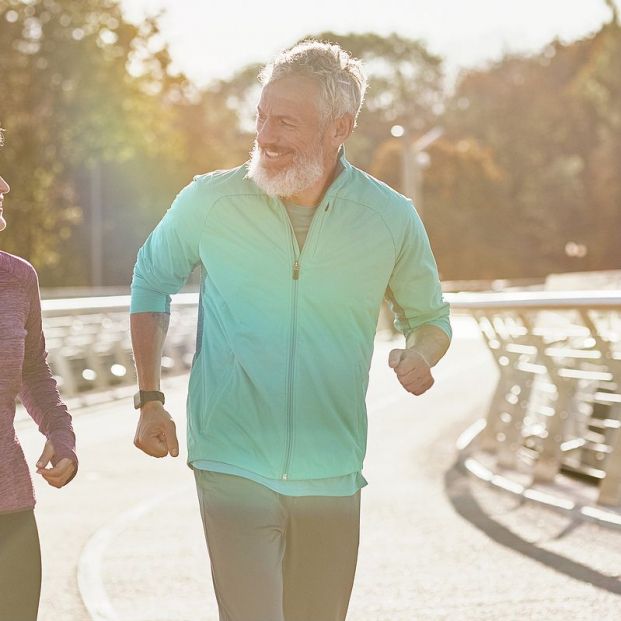 Dos personas mayores practican ejercicio aeróbico al aire libre. Foto: bigstock