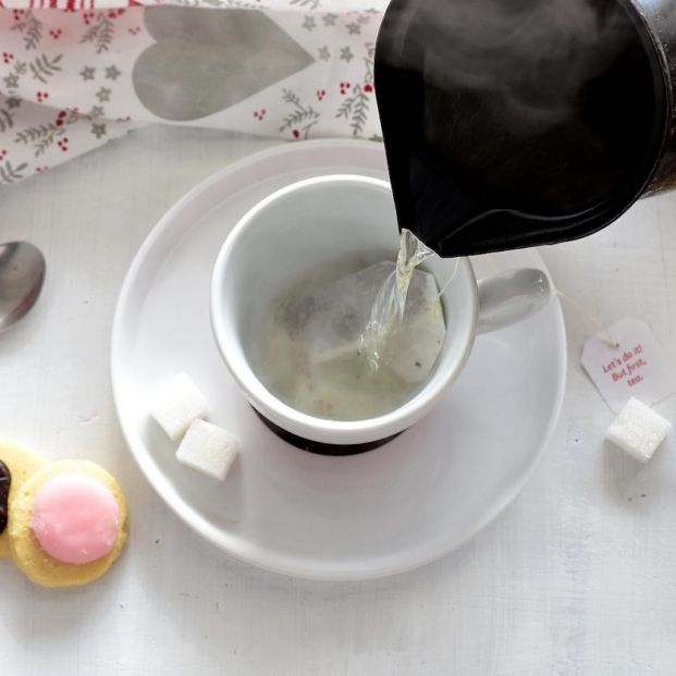 bigstock Tomar agua caliente es saludable bigstock Tomar agua caliente es saludable