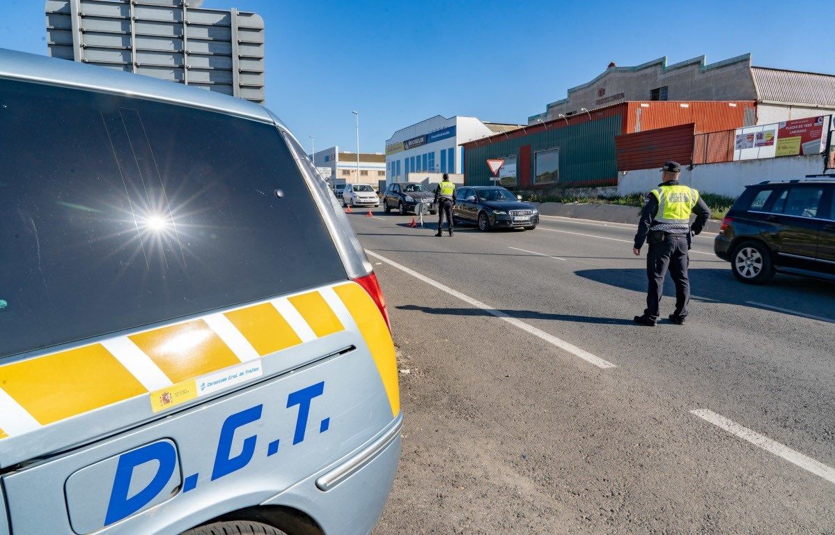 La DGT aclara que no puede sancionar a los conductores por no usar mascarillas en los vehículos