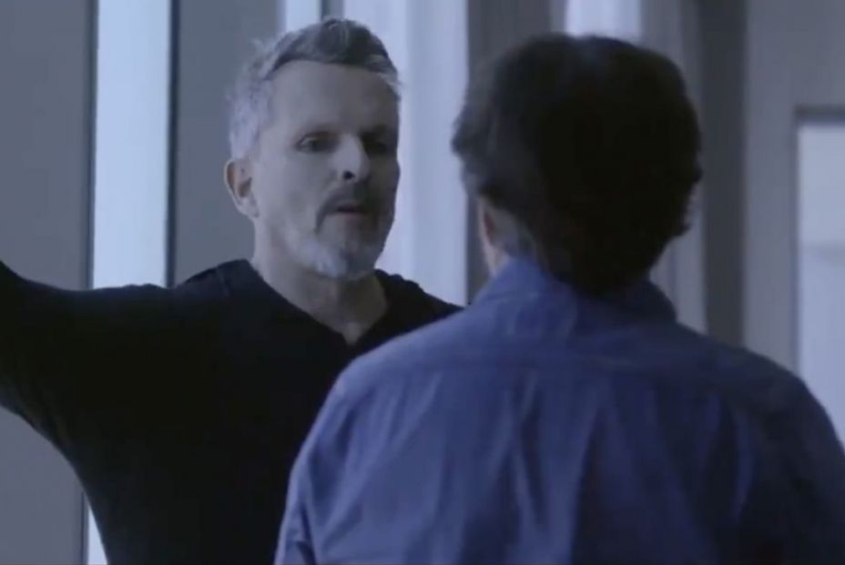 Miguel Bosé exige a Jordi Évole que se quite la mascarilla para entrevistarle: "¡Pero ya!" Miguel Bosé exige a Jordi Évole que se quite la mascarilla para entrevistarle: "¡Pero ya!"