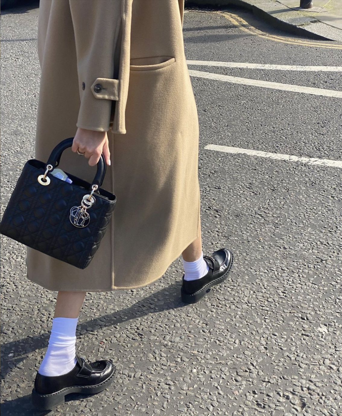 Mocasines con calcetines. (Camille Charriere, Instagram) Mocasines con calcetines. (Camille Charriere, Instagram)