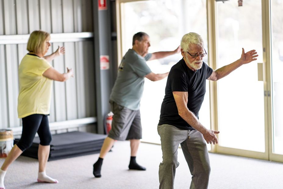 Grupo de personas mayores practican tai chi. Foto: Bigstock