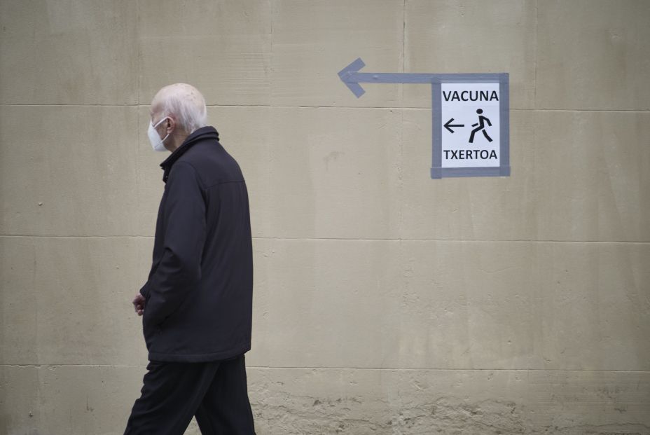 EuropaPress 3638503 hombre dirige ser vacunado contra covid 19 antiguo colegio maristas 10 EuropaPress 3638503 hombre dirige ser vacunado contra covid 19 antiguo colegio maristas 10