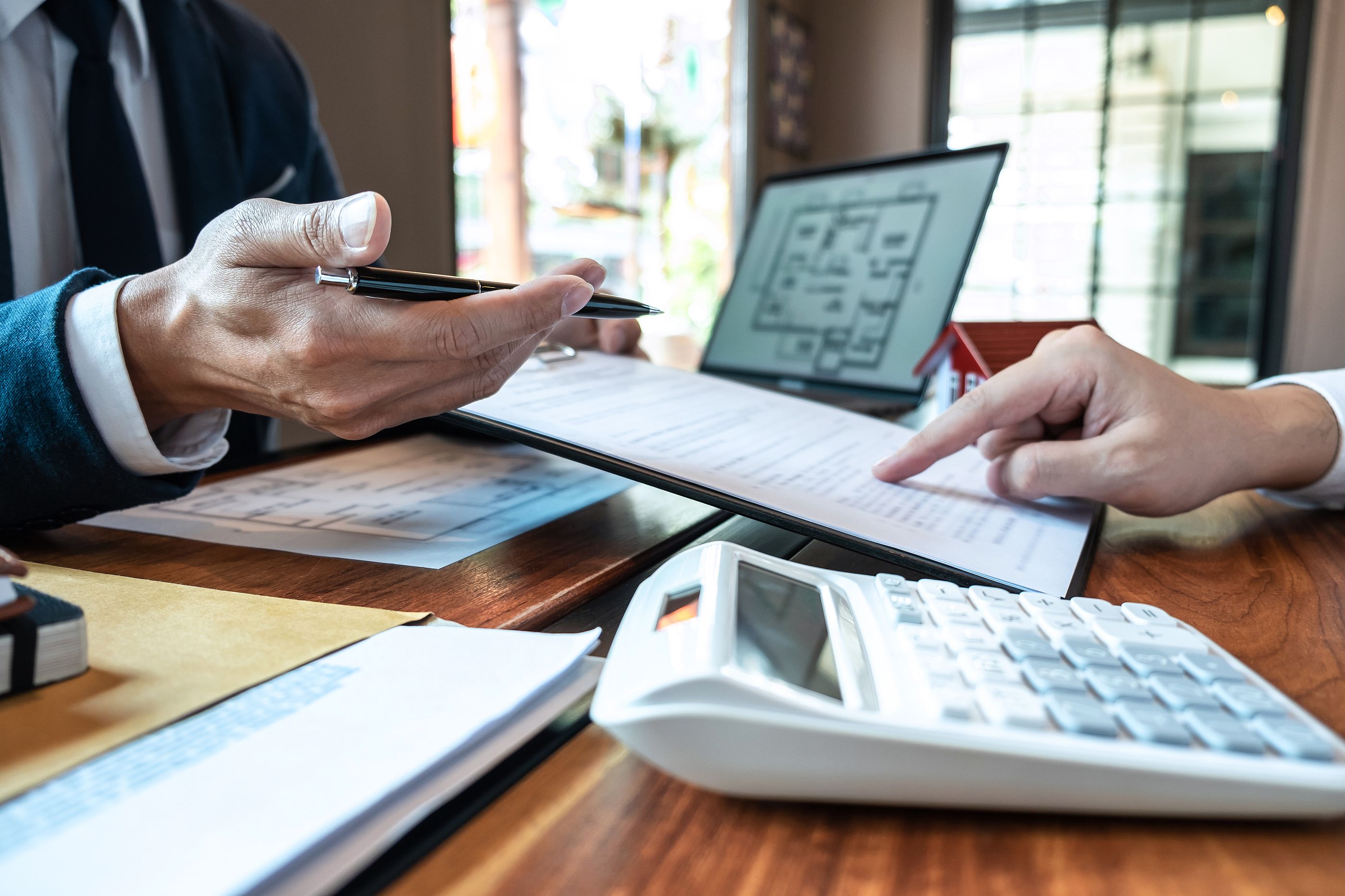 "Estamos de vuelta”: profesionales jubilados se ofrecen a impulsar la recuperación en España