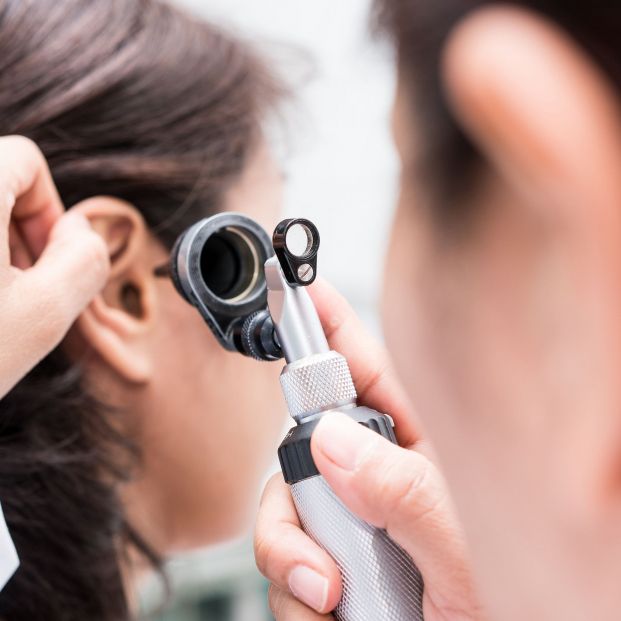 Otorrino para problemas de acúfenos(bigstock)