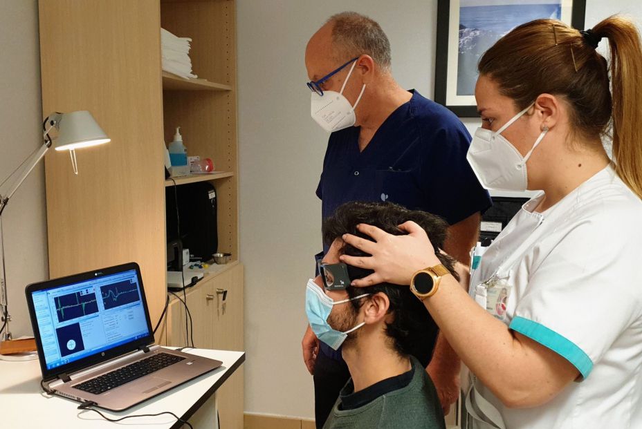 Dr. Ruiz-Rico, enfermera y paciente en la Unidad de Vértigo de Quirónsalud Málaga Dr. Ruiz-Rico, enfermera y paciente en la Unidad de Vértigo de Quirónsalud Málaga