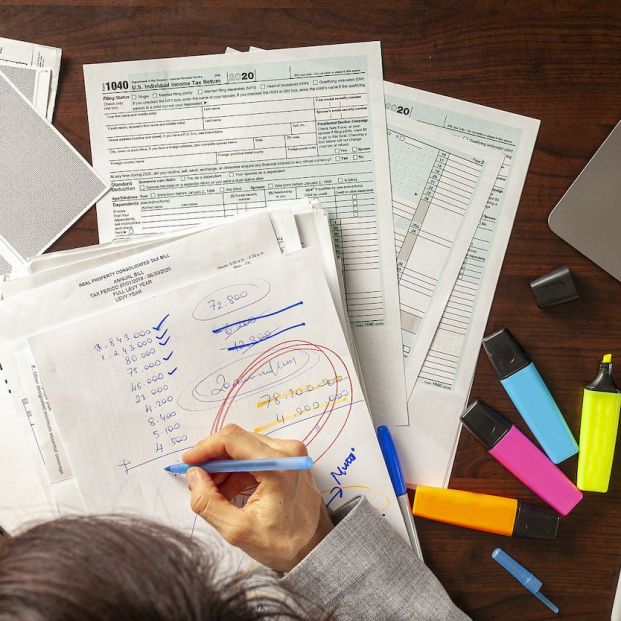 bigstock Los beneficiarios del IMV tienen que presentar la declaración bigstock Los beneficiarios del IMV tienen que presentar la declaración