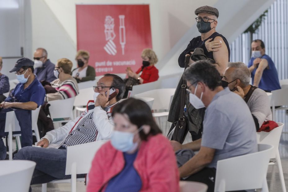 EuropaPress 3651078 varias personas esperan ser vacunados primer dia vacunacion masiva