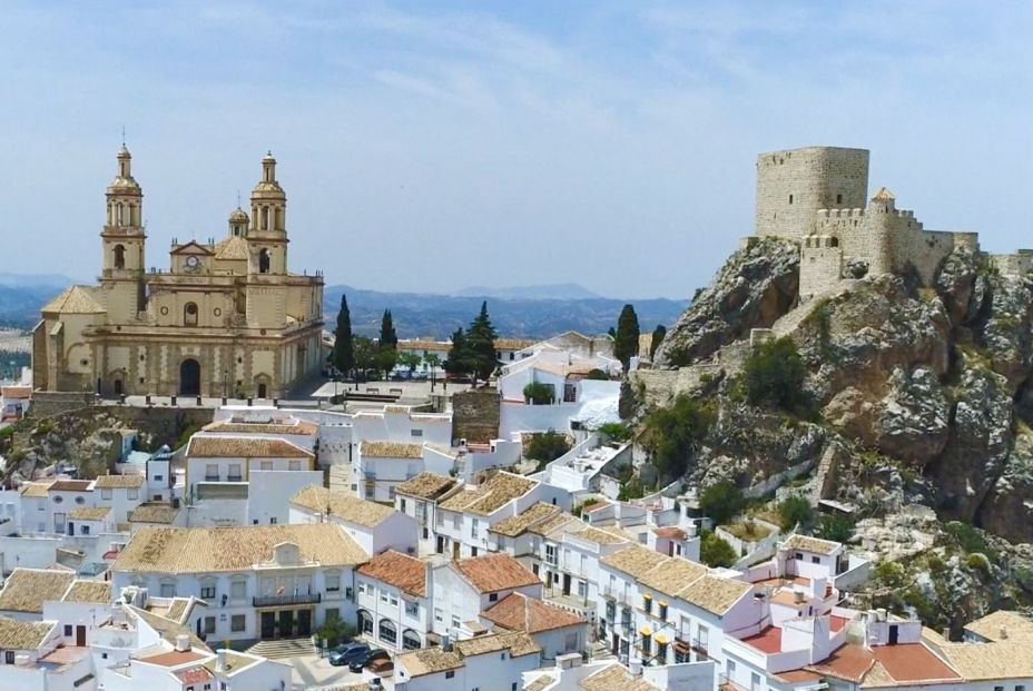 La iglesia y el castillo de Olvera (Cádiz)