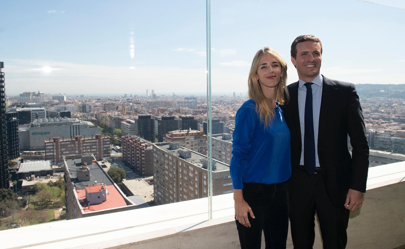 La cabeza de lista al Congreso del PP por Barcelona, Cayetana Álvarez de Toledo y el presidente del Partido Popular, Pablo Casado, durante la presentación del programa electoral.