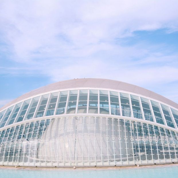  Ciudad de las artes y las ciencias Hemisferic (bigstock)