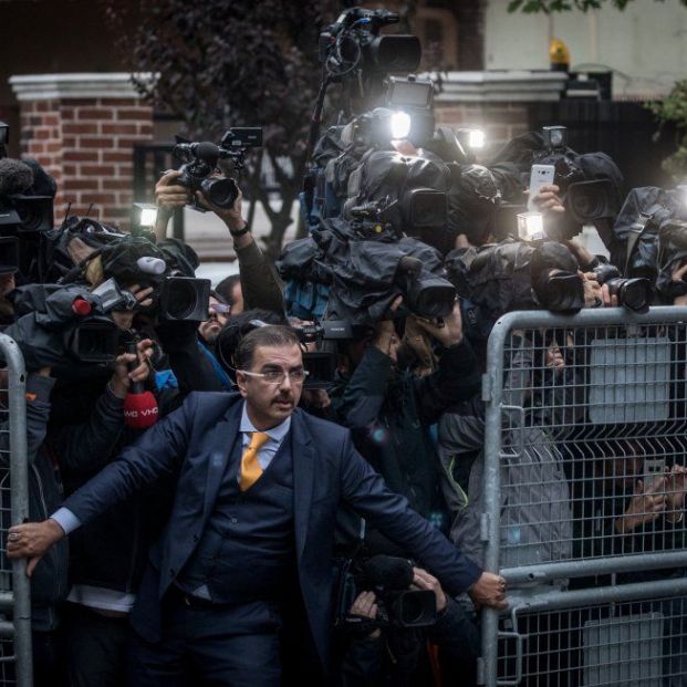 Primer premio Noticias de actualidad: La desaparición de Jamal KhashoggiFotógrafos agolpados a las puertas de la Embajada de Arabia Saudí en Estambul poco después de la desaparición del periodista Jamal Khashoggi