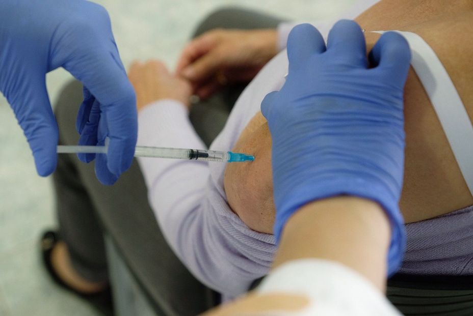 Reino Unido ya prepara una tercera dosis de la vacuna para los mayores de 50 años Reino Unido ya prepara una tercera dosis de la vacuna para los mayores de 50 años