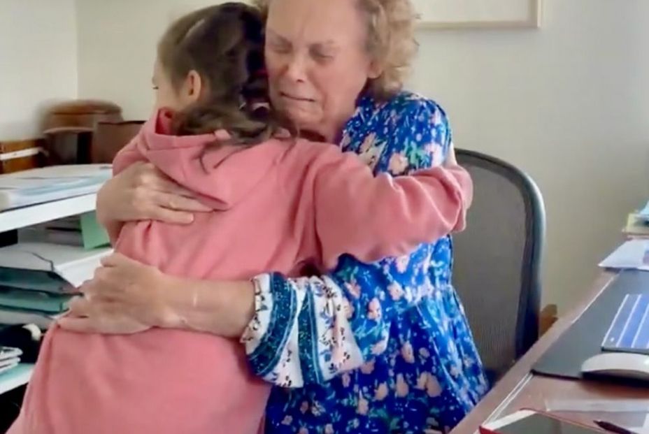 El reencuentro viral de una abuela y su nieta tras 14 meses sin verse: "Mi corazón explotó" El reencuentro viral de una abuela y su nieta tras 14 meses sin verse: "Mi corazón explotó"