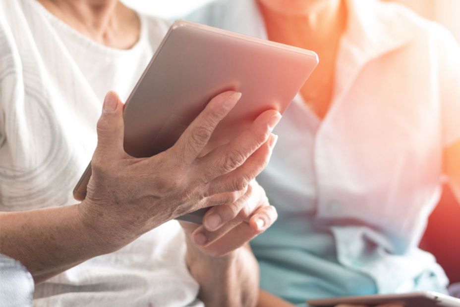 El programa de formación tecnológica para mayores de la AEB lanza su cuarta edición El programa de formación tecnológica para mayores de la AEB lanza su cuarta edición