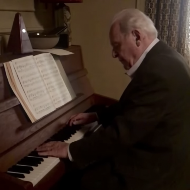 Anthony Hopkins tocando el piano en la grabación de 'El padre' (instagram) Anthony Hopkins tocando el piano en la grabación de 'El padre' (instagram)