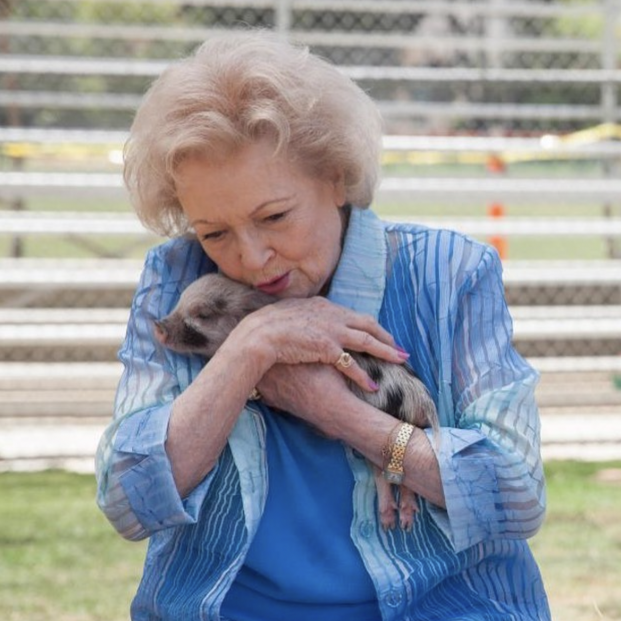 Betty White abrazando a una de sus mascotas (instagram) Betty White abrazando a una de sus mascotas (instagram)