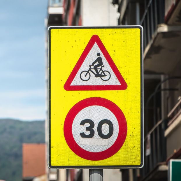 Señal que indica velocidad máxima de 30 km/h Señal que indica velocidad máxima de 30 km/h