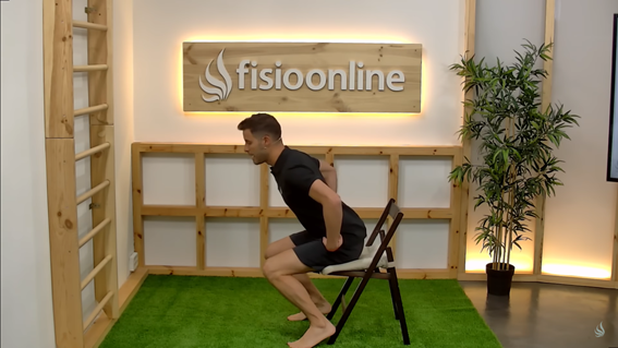 Ejercicios de movilidad CADERAS para personas MAYORES. Foto: fisioonline Ejercicios de movilidad CADERAS para personas MAYORES. Foto: fisioonline