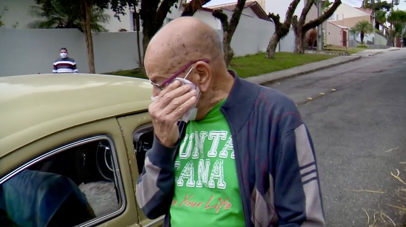 Un profesor jubilado de 87 años recibe una gran sorpresa de sus exalumnos: "Me emocionó"