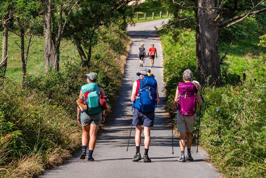 ¿Mayor para el Camino de Santiago? 5 recomendaciones para que la edad no importe. Bigstock ¿Mayor para el Camino de Santiago? 5 recomendaciones para que la edad no importe. Bigstock