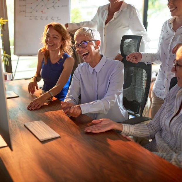 bigstock Trabajadores jóvenes y mayores