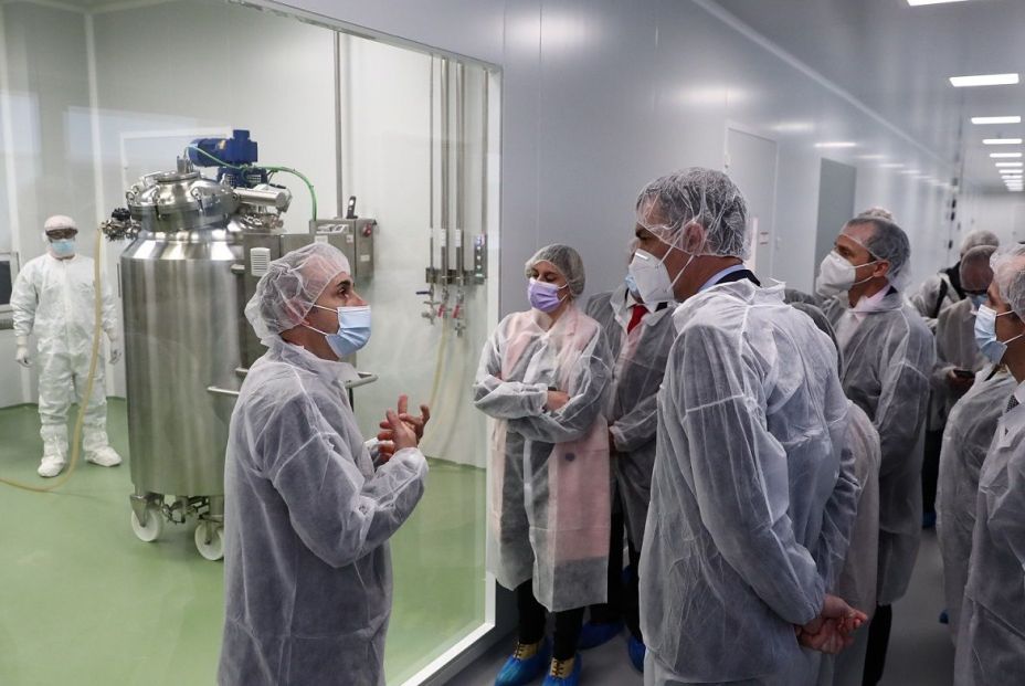 EuropaPress 3644873 pedro sanchez visita instalaciones produccion hipra EuropaPress 3644873 pedro sanchez visita instalaciones produccion hipra