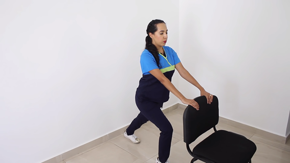 Puedes acabar con la sensación de agarrotamiento con básicos estiramientos. Foto: https://www.youtube.com/watch?v=HNqOmJ7Q0s0 Puedes acabar con la sensación de agarrotamiento con básicos estiramientos. Foto: https://www.youtube.com/watch?v=HNqOmJ7Q0s0