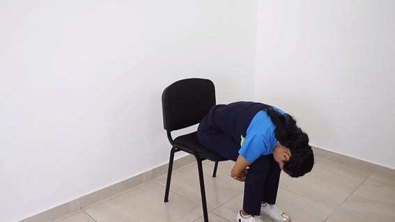 Puedes acabar con la sensación de agarrotamiento con básicos estiramientos. Foto: https://www.youtube.com/watch?v=HNqOmJ7Q0s0 Puedes acabar con la sensación de agarrotamiento con básicos estiramientos. Foto: https://www.youtube.com/watch?v=HNqOmJ7Q0s0