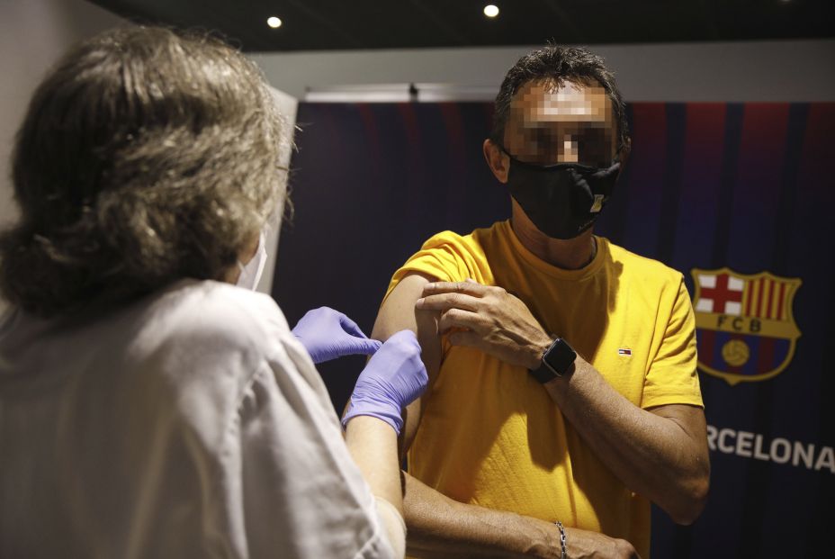 EuropaPress 3739575 hombre recibe primera dosis vacuna pfizer contra covid 19 27 mayo 2021 sala EuropaPress 3739575 hombre recibe primera dosis vacuna pfizer contra covid 19 27 mayo 2021 sala