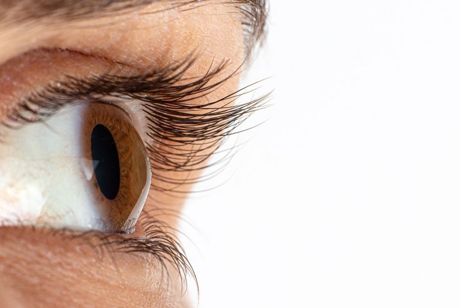 Frotarse los ojos puede tener graves consecuencias