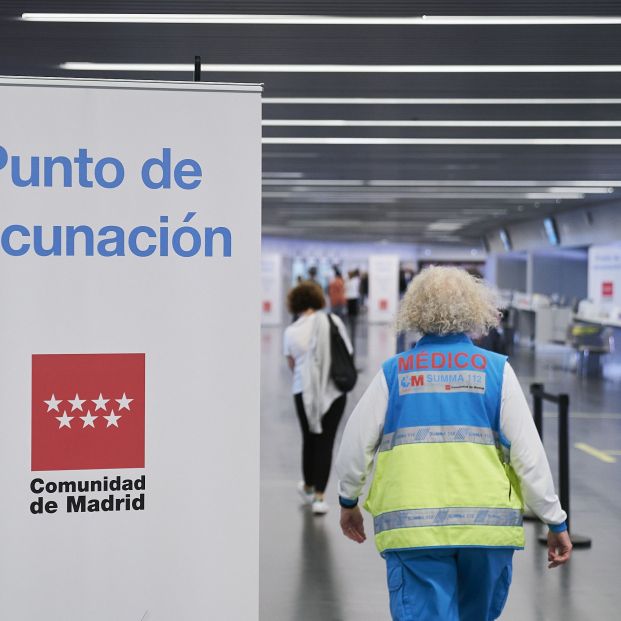 sanitario punto vacunacion wanda metropolitano 19 mayo 2021 madrid espana sanitario punto vacunacion wanda metropolitano 19 mayo 2021 madrid espana