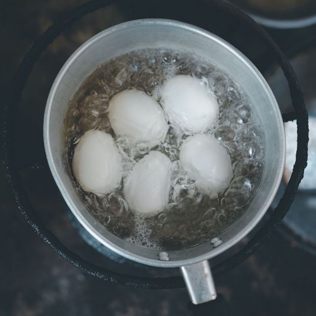 bigstock Pelar huevos hervidos bigstock Pelar huevos hervidos