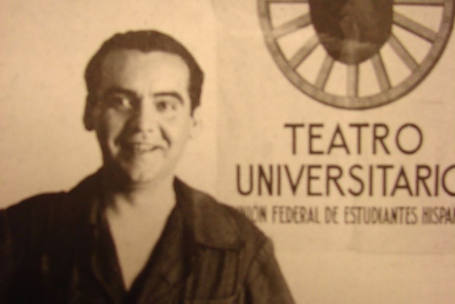 Federico García Lorca posando con el cartel diseñado para La Barraca Federico García Lorca posando con el cartel diseñado para La Barraca