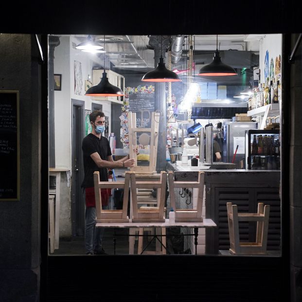 EuropaPress 3749275 trabajador recoge interior cafeteria madrid primera jornada permite cierre